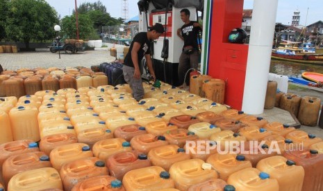 Pekerja mengisi Bahan Bakar Minyak (BBM) subsidi jenis solar kedalam jerigen untuk bahan bakar kapal nelayan di Stasiun Pengisian Bahan Bakar Umum Nelayan (SPBUN) Desa Padang Seurahet, Johan Pahlawan, Aceh Barat, Aceh, Senin (9/9/2019).