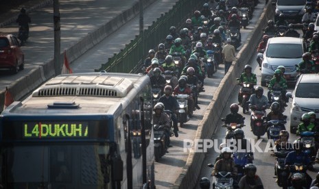 Kendaraan melintas di jalur bus transjakarta, kawasan Pasar Rumput, Jakarta, Selasa (10/9/2019).