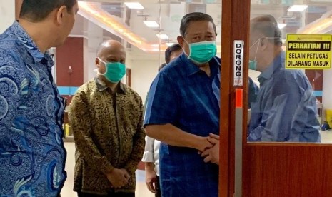 Presiden RI ke-6 Susilo Bambang Yudhoyono (SBY) menjenguk Presiden RI ke-3 BJ Habibie di CICU Paviliun Kartika RSPAD, Jakarta, Selasa (10/9). 