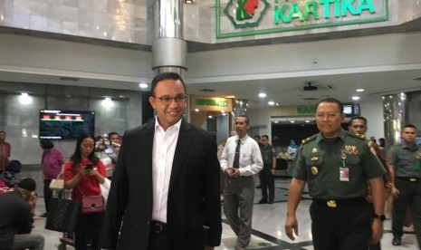 Gubernur DKI Jakarta Anies Rasyid Baswedan menjenguk Presiden ketiga Republik Indonesia Bacharuddin Jusuf (BJ) Habibie yang saat ini masih dirawat di Paviliun Kartika, Rumah Sakit Pusat Angkatan Darat Gatot Soebroto (RSPAD), Jalan Abdul Rachman Saleh, Jakarta Pusat pada Selasa (10/9).