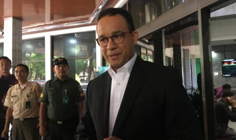 Gubernur DKI Jakarta, Anies Rasyid Baswedan menjenguk Presiden ketiga Republik Indonesia Bacharuddin Jusuf (BJ) Habibie yang saat ini masih dirawat di Paviliun Kartika, Rumah Sakit Pusat Angkatan Darat Gatot Soebroto (RSPAD), Jalan Abdul Rachman Saleh, Jakarta Pusat pada Selasa (10/9).