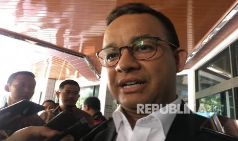 Gubernur DKI Jakarta, Anies Rasyid Baswedan menjenguk Presiden ketiga Republik Indonesia Bacharuddin Jusuf (BJ) Habibie yang saat ini masih dirawat di Paviliun Kartika, Rumah Sakit Pusat Angkatan Darat Gatot Soebroto (RSPAD), Jalan Abdul Rachman Saleh, Jakarta Pusat pada Selasa (10/9).