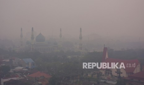 Masjid Raya An-Nur tampak samar-samar ketika kabut asap kebakaran hutan dan lahan (Karhutla) menyelimuti Kota Pekanbaru, Riau, Selasa (10/9/2019).