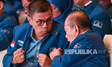 Sekretaris Jenderal Partai Demokrat Hinca Panjaitan (kiri) berbincang dengan Wakil Ketua Umum Syarief Hasan (kanan) saat menghadiri pembekalan Anggota Legislatif Partai Demokrat di Jakarta Convention Center (JCC) Senayan, Jakarta, Selasa (10/9/2019). 