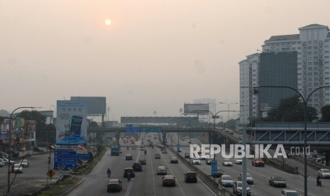 Suasana kawasan Gombak yang diselimuti kabut asap kebakaran hutan dan lahan di pinggiran ibu kota Kuala Lumpur, Malaysia, Selasa (10/9/2019). 