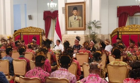 Presiden Joko Widodo menerima sejumlah tokoh Papua dan Papua Barat di Istana Negara, Jakarta, Selasa (10/9). Dalam pertemuan ini, para tokoh Papua dan Papua Barat menyampaikan sejumlah permintaan kepada Presiden. 