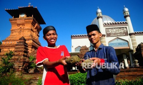 Tradisi Bagi Nasi Buka Luwur Makam Sunan Kudus Ditiadakan. Warga menunjukkan nasi jangkrik saat puncak acara Bukak Luwur Sunan Kudus di kawasan Masjid Menara Kudus, Jawa Tengah. ilustrasi