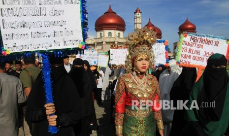 Sejumlah pelajar mengikuti pawai taaruf di Meulaboh, Kabupaten Aceh Barat, Aceh, Selasa (10/9/2019). 