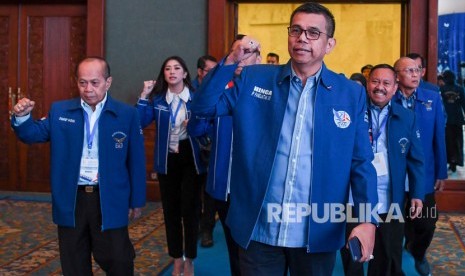 Sekretaris Jenderal Partai Demokrat Hinca Panjaitan (depan) berjalan bersama Wakil Ketua Umum PD Syarief Hasan (kiri) saat tiba dilokasi acara pembekalan Anggota Legislatif Partai Demokrat di Jakarta Convention Center (JCC) Senayan, Jakarta, Selasa (10/9/2019).