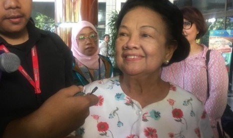 Adik kandung BJ Habibie Sri Soedarsono saat diwawancarai wartawan di Paviliun Kartika, Rumah Sakit Pusat Angkatan Darat Gatot Soebroto (RSPAD), Jalan Abdul Rachman Saleh, Senen, Jakarta Pusat pada Selasa (10/9). 