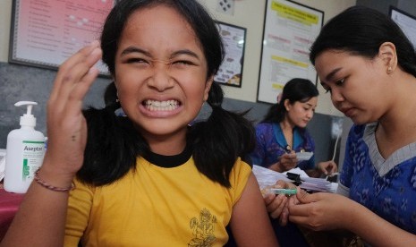 Pekalongan manaruh perhatian serius kepada penyakit kaum perempuan. Foto: Petugas Dinas Kesehatan Kota Denpasar menyuntikkan vaksin kanker serviks kepada seorang siswi saat vaksinasi di SD Saraswati 6 Denpasar, Bali, Selasa (10/9/2019).