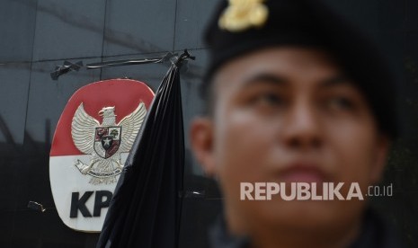 Selembar kain hitam yang menutupi logo KPK tersibak saat berlangsungnya aksi dukungan untuk komisi anti rasywah itu di Gedung Merah Putih KPK, Jakarta, Selasa (10/9/2019).