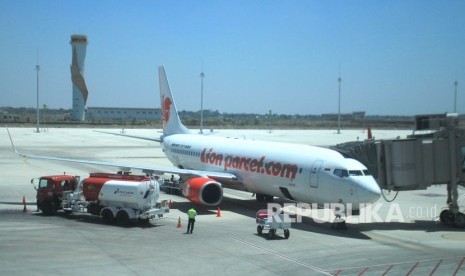 Petugas mengisi avtur ke pesawat di Bandara BIJB Kertajati, Majalengka, Jawa Barat, Selasa (10/9/2019).