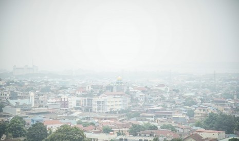 Kabut asap menyelimuti kawasan Bengkong, Batam, Kepulauan Riau, Selasa (10/9/2019).