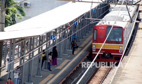 KRL Commuter Line berhenti menaikan dan menurunkan penumpang di Stasiun Cilebut, Kabupaten Bogor, Jawa Barat, Selasa (10/9/2019).