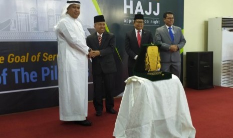 Direktur Jenderal Penyelenggara Haji dan Umrah Nizar Ali bersalaman dengan Direktur Umum Urusan Haji Kementerian Haji dan Umrah Arab Saudi Husni Abdullah, pada acara Malam Apresiasi Haji 2019, di Jeddah, Selasa (10/9) malam. Sebanyak 39 mitra penyelenggaraan haji diberikan penghargaan dari PPIH Arab Saudi atas terselenggaranya kerja sama yang baik pada musim haji 2019.