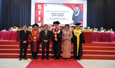 Wakil Presiden Jusuf Kalla saat menghadiri Rapat Senat Terbuka Pengukuhan Guru Besar Prof Yasonna H Laoly di  Auditorium STIK, Jakarta, Rabu (11/9).