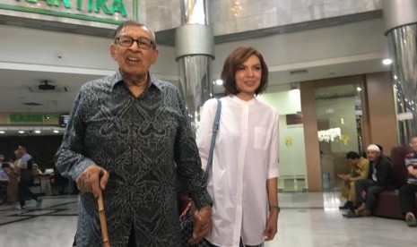 Cendiakawan Muslim sekaligus Mantan Menteri Agama pada Kabinet Pembangunan VII, Muhammad Quraish Shihab dengan anaknya, Najwa Shihab keluar dari Paviliun Kartika usai menjenguk BJ Habibie di Paviliun Kartika, Rumah Sakit Pusat Angkatan Darat Gatot Soebroto (RSPAD), Jalan Abdul Rachman Saleh, Senen, Jakarta Pusat pada Rabu (11/9).