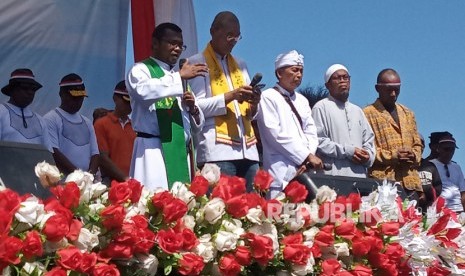 Sejumlah pemuka agama memanjatkan doa bersama saat deklarasi damai di lapangan Borarsi Manokwari, Papua Barat, Rabu (11/9/2019). ant