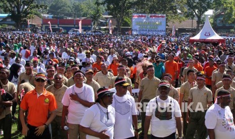 Gubernur Papua Barat Dominggus Mandacan (ketiga kiri) bersama warga menghadiri deklarasi damai di lapangan Borarsi Manokwari, Papua Barat, Rabu (11/9/2019).