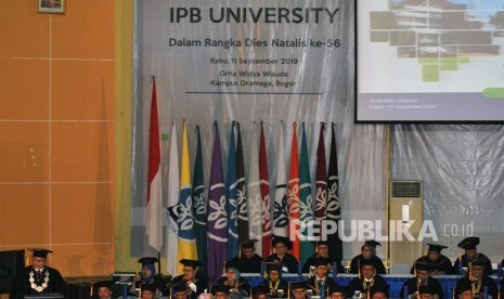 Rektor IPB Arif Satria (kiri) menyampaikan sambutan saat Sidang Terbuka Dies Natalis ke-56 IPB, Gedung Grha Widya Wisuda, Kampus Dramaga, Kabupaten Bogor, Jawa Barat, Rabu (11/9/2019). 