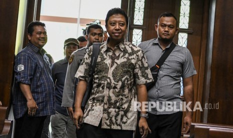 Mantan Ketua Umum Partai Persatuan Pembangunan (PPP) Romahurmuziy bersiap untuk menjalani sidang dengan agenda pembacaan dakwaan di Pengadilan Tipikor, Jakarta, Rabu (11/9/2019). 