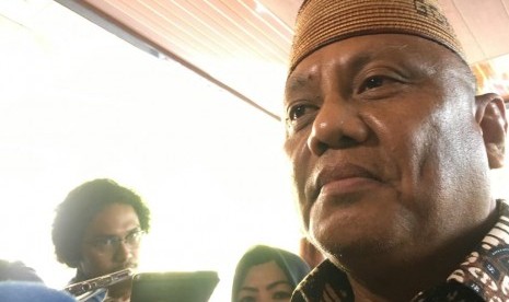 Gubernur Gorontalo sekaligus keponakan BJ Habibie, Rusli Habibie, saat diwawancarai wartawan di Paviliun Kartika, Rumah Sakit Pusat Angkatan Darat Gatot Soebroto (RSPAD), Jalan Abdul Rachman Saleh, Senen, Jakarta Pusat pada Rabu (11/9).