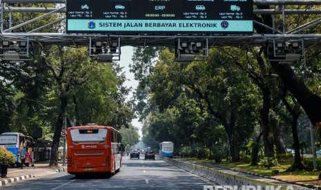 Kendaraan melintas di bawah ERP di Jalan Medan Merdeka Barat, Jakarta, Rabu (11/9/2019).