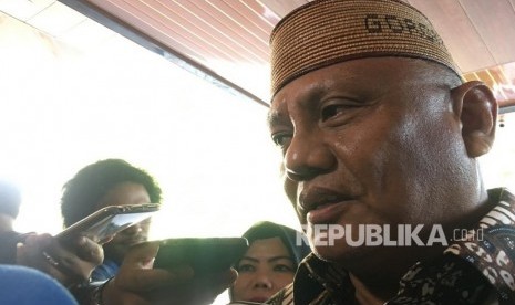 Gubernur Gorontalo sekaligus keponakan BJ Habibie, Rusli Habibie, saat diwawancarai wartawan di Paviliun Kartika, Rumah Sakit Pusat Angkatan Darat Gatot Soebroto (RSPAD), Jalan Abdul Rachman Saleh, Senen, Jakarta Pusat pada Rabu (11/9).