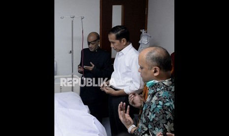 Presiden Joko Widodo (tengah) didampingi putra almarhum Presiden ke-3 Republik Indonesia BJ Habibie, Ilham Akbar Habibie (kanan) dan Thareq Kemal Habibie (kiri) berdoa saat melayat di RSPAD Gatot Soebroto, Jakarta, Rabu (11/9/2019).