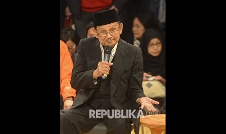 FOTO DOKUMENTASI. Mantan Presiden BJ Habibie menjadi narasumber dalam bedah buku karya Franz Magnis Suseno pada hari terakhir 'Frankfurt Book Fair 2015', di Jerman, Minggu (18/10/2015). 