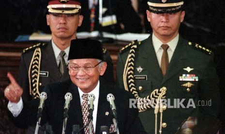 FOTO DOKUMENTASI. Presiden B.J.Habibie mengacungkan telunjuknya sambil berguyon pada pidatonya tentang RAPBN, di hadapan para anggota MPR/DPR, di Jakarta, Senin (4/1/1999).