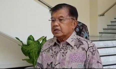 Wakil Presiden Jusuf Kalla saat diwawancarai wartawan di Kantor Wakil Presiden, Jakarta, Kamis (12/9).