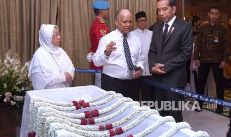 Presiden Joko Widodo (kedua kanan) berbincang dengan putra almarhum Presiden ke-3 Republik Indonesia BJ Habibie, Ilham Akbar Habibie (tengah) saat melayat di rumah duka di Jakarta, Kamis (12/9/2019).