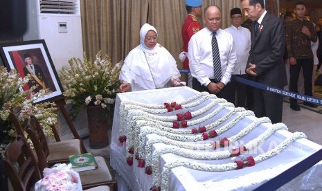 Presiden Joko Widodo (kedua kanan) berbincang dengan putra almarhum Presiden ke-3 Republik Indonesia BJ Habibie, Ilham Akbar Habibie (tengah) saat melayat di rumah duka di Jakarta, Kamis (12/9/2019).