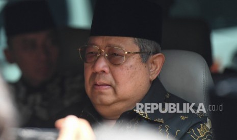 Presiden ke-6 Republik Indonesia Susilo Bambang Yudhoyono (kanan) tiba di rumah duka almarhum Presiden ke-3 Republik Indonesia BJ Habibie untuk melayat di kawasan Patra Kuningan, Jakarta, Kamis (12/9/2019). 