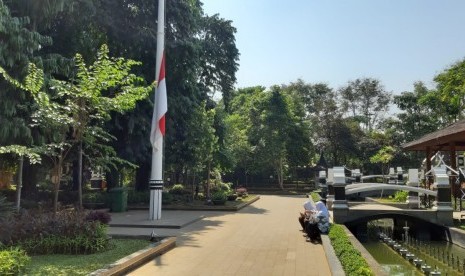 Bendera setengah tiang di Pendopo Pemkab Purwakarta, Kamis (12/9)