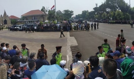 Suasana menjelang kedatangan mobil jenazah mendiang BJ Habibie di TMP Kalibata, Jakarta, 12/9.