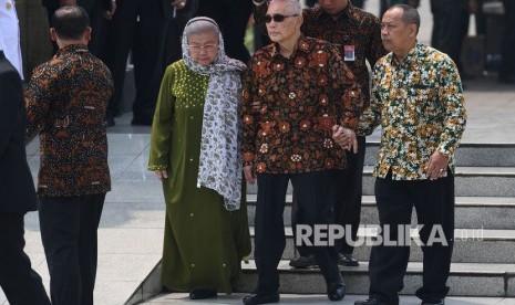 Wakil Presiden ke-6 Republik Indonesia Try Sutrisno (kedua kanan) menghadiri pemakaman almarhum Presiden ke-3 Republik Indonesia BJ Habibie di Taman Makam Pahlawan Nasional Utama (TMP) Kalibata, Jakarta, Kamis (12/9/2019).