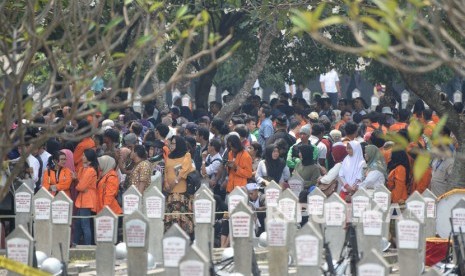 Sejumlah kerabat dan warga berada di Taman Makam Pahlawan Nasional Utama Kalibata untuk menghadiri pemakaman almarhum Presiden ke-3 Republik Indonesia BJ Habibie di Jakarta, Kamis (12/9/2019).