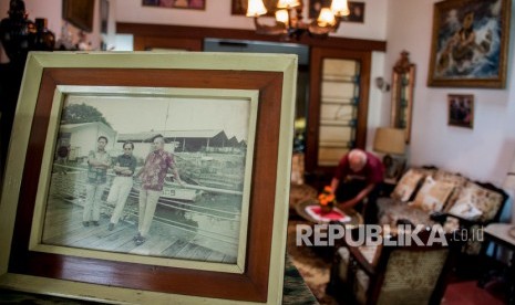 Asisten rumah tangga merapikan perabotan dan foto almarhum Presiden ke-3 Republik Indonesia BJ Habibie di rumah milik ibunda RA Habibie di Bandung, Jawa Barat, Kamis (12/9/2019). 