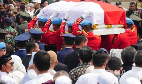 Masyarakat di TMP Kalibata Jakarta menyambut kedatangan jenazah Presiden Ketiga Republik Indonesia BJ Habibie, Kamis (12/9).