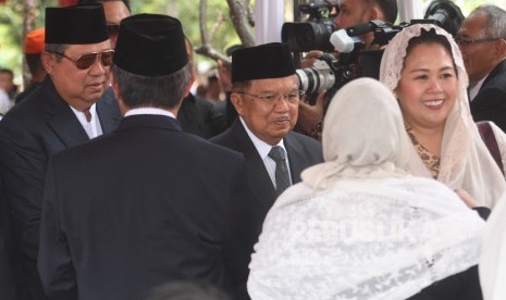 Wapres Jusuf Kalla (tengah), Presiden ke-6 Republik Indonesia Susilo Bambang Yudhoyono (kiri) dan putri almarhum Presiden ke-4 Republik Indonesia KH Abdurrahman Wahid (Gus Dur), Yenny Wahid (kanan) menghadiri pemakaman almarhum Presiden ke-3 Republik Indonesia BJ Habibie di Taman Makam Pahlawan Nasional Utama (TMP) Kalibata, Jakarta, Kamis (12/9/2019).