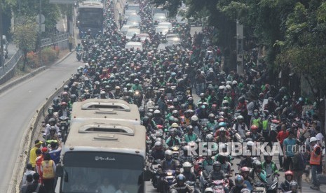 Antrean Pengendara mengular berbaur dengan iring-iringan pengatar jenazah Presiden RI ke-3 Bacharuddin Jusuf Habibie menuju TMP Kalibata, saat melintas diruas jalan Gatot Subroto,Jakarta, Kamis (12/9/2019).