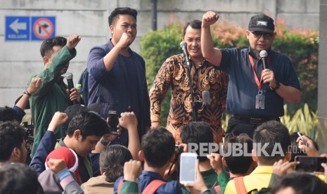 Penyidik KPK Novel Baswedan (kanan) berorasi bersama mahasiswa lintas universitas saat menggelar aksi mendukung KPK di pelataran Gedung Merah Putih KPK, Jakarta, Kamis (12/9/2019).