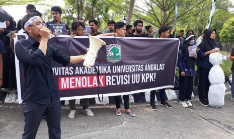 Civitas akademika Universitas Andalas, Padang melakukan aksi menolak revisi Undang Undang KPK di depan Kampus Unand, Jumat (13/9).