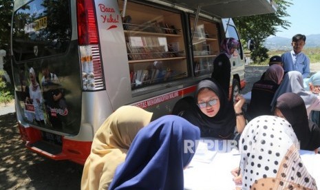 Mobil Kamis Membaca (KaCa) Universitas Muhammadiyah Malang (UMM) dan  mahasiswa Praktikum II Prodi Kesejahteraan Sosial mengunjungi MTsN Sunan  Bonang di Desa Ngabab, Pujon, Kabupaten Malang.