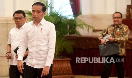 Presiden Joko Widodo (tengah) didampingi Kepala Staf Kepresiden Moeldoko (kiri) dan Mensesneg Pratikno (kanan) berjalan meninggalkan ruangan usai menyampaikan keterangan terkait revisi UU KPK di Istana Negara, Jakarta, Jumat (13/9/2019).