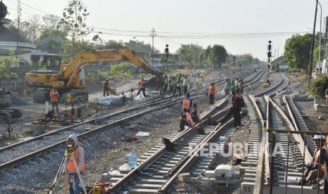 PT Kereta Api Indonesia (Persero) atau KAI menyambut baik pembangunan jalur ganda kereta api (KA) lintas selatan Jawa. VP Public Relations KAI Joni Martinus mengatakan jalur ganda tersebut dapat berdampak positif terhadap peningkatan jumlah perjalanan. 