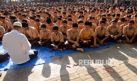 Sejumlah siswa dan guru membaca Surat Yasin setelah shalat ghaib di MTsN Model, Banda Aceh, Aceh, Jumat (13/9/2019).